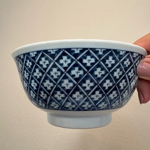 2 Blue and White Porcelain Decorative Bowls In Excellent Condition - Picture 3 of 12